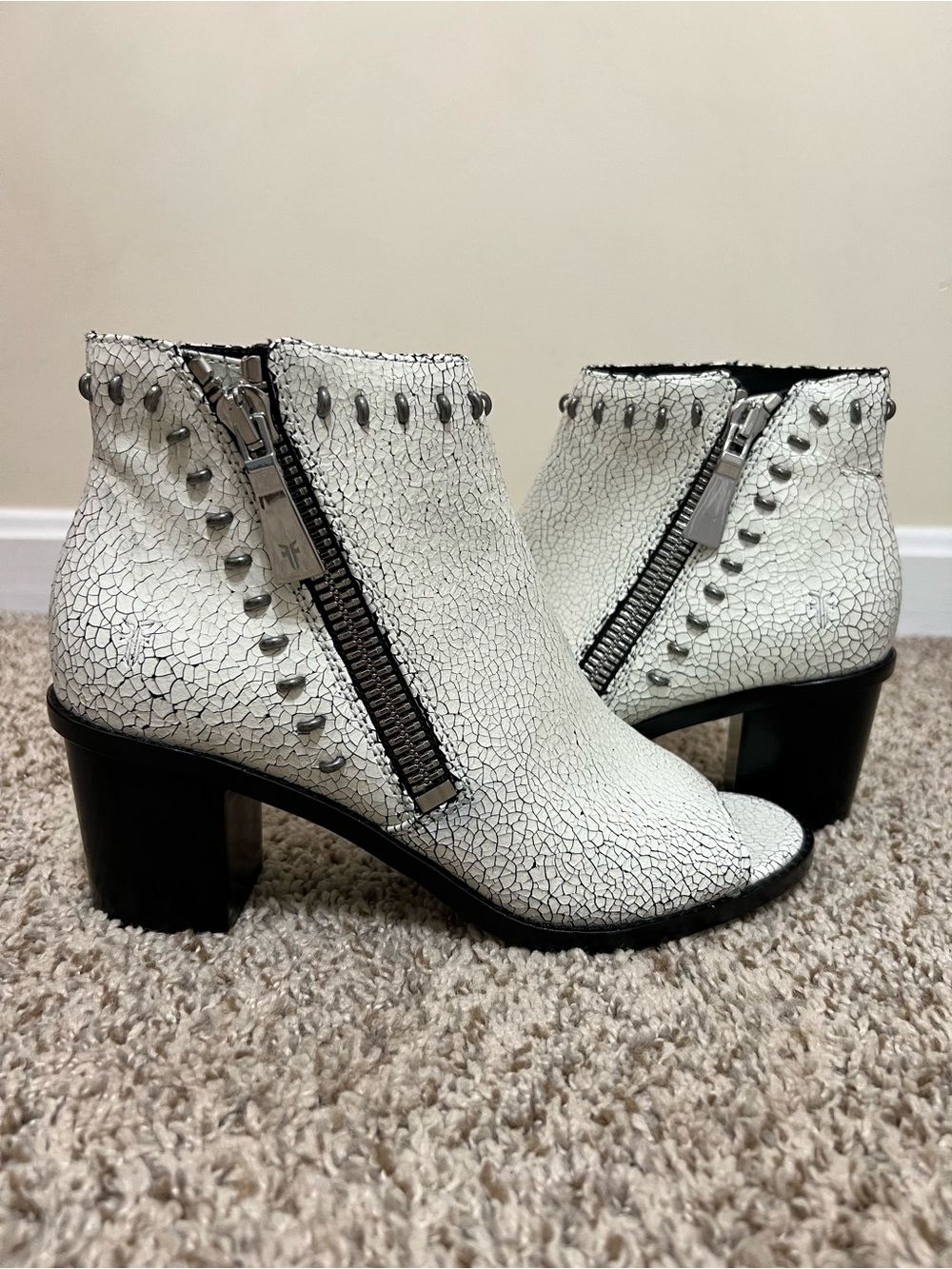 Frye Brielle Rebel White Crackle Leather Studded Zip Bootie Peep Toe Size 8